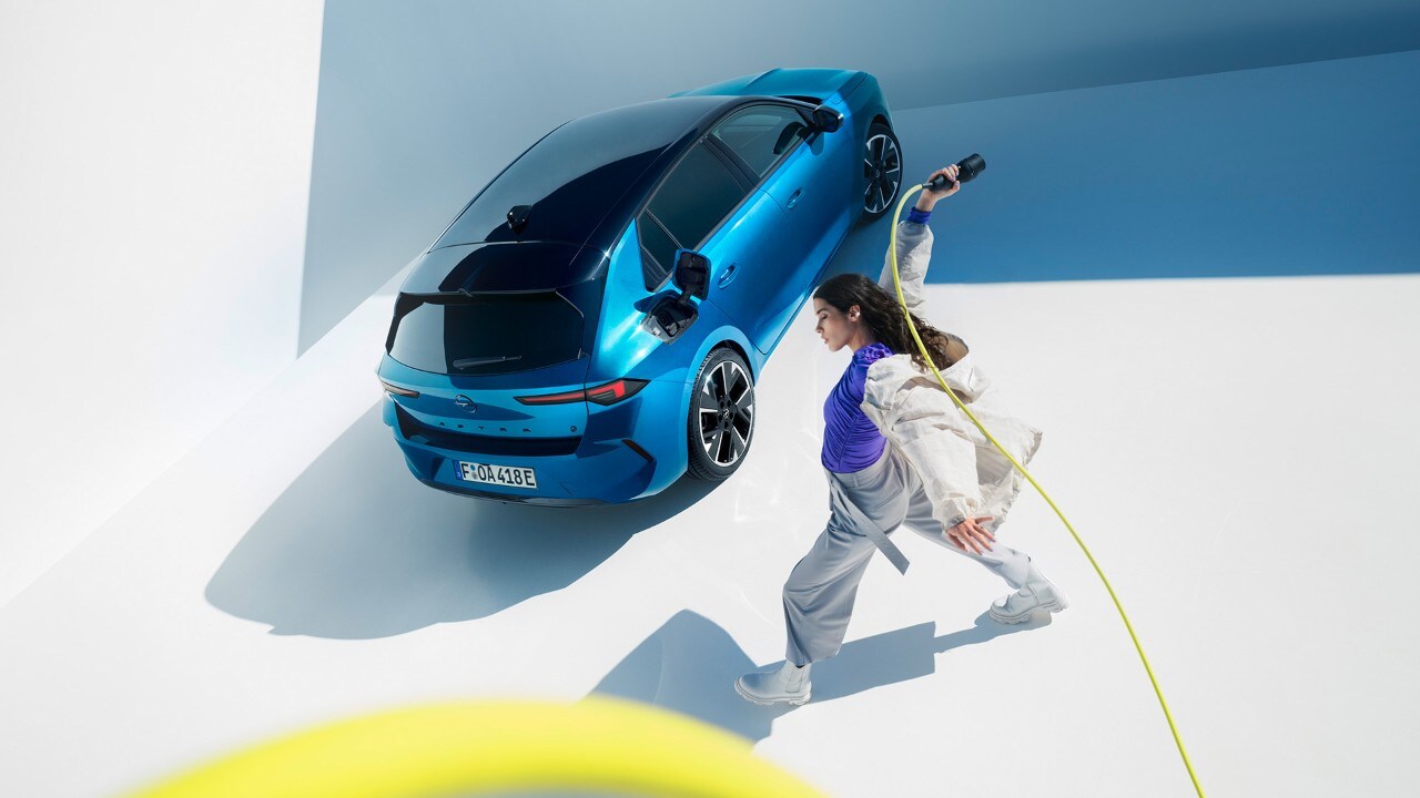 Niebieski Opel Astra Electric z czarnym dachem - widok z góry
