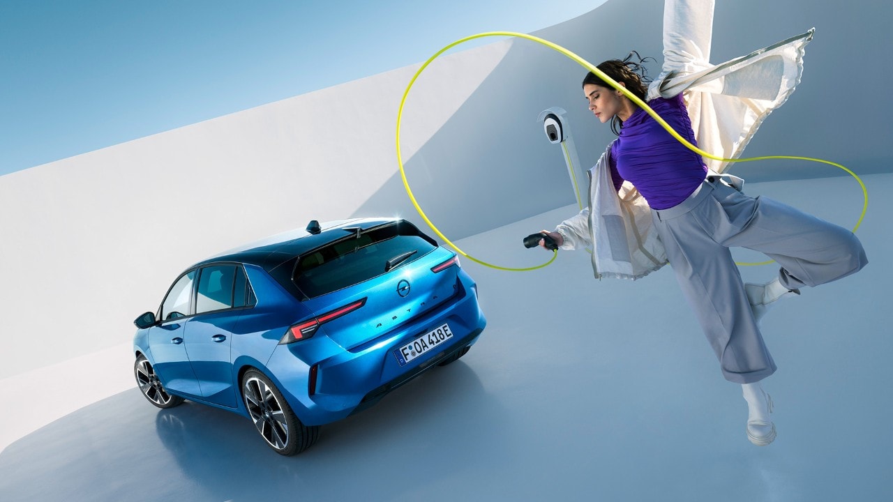 Niebieski Opel Astra Electric z czarnym dachem - widok z góry
