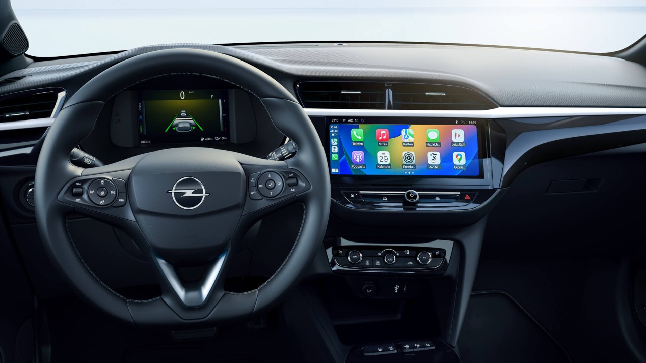 Opel Corsa Electric - widok z fotela kierowcy z aktywną funkcją Apple Carplay 