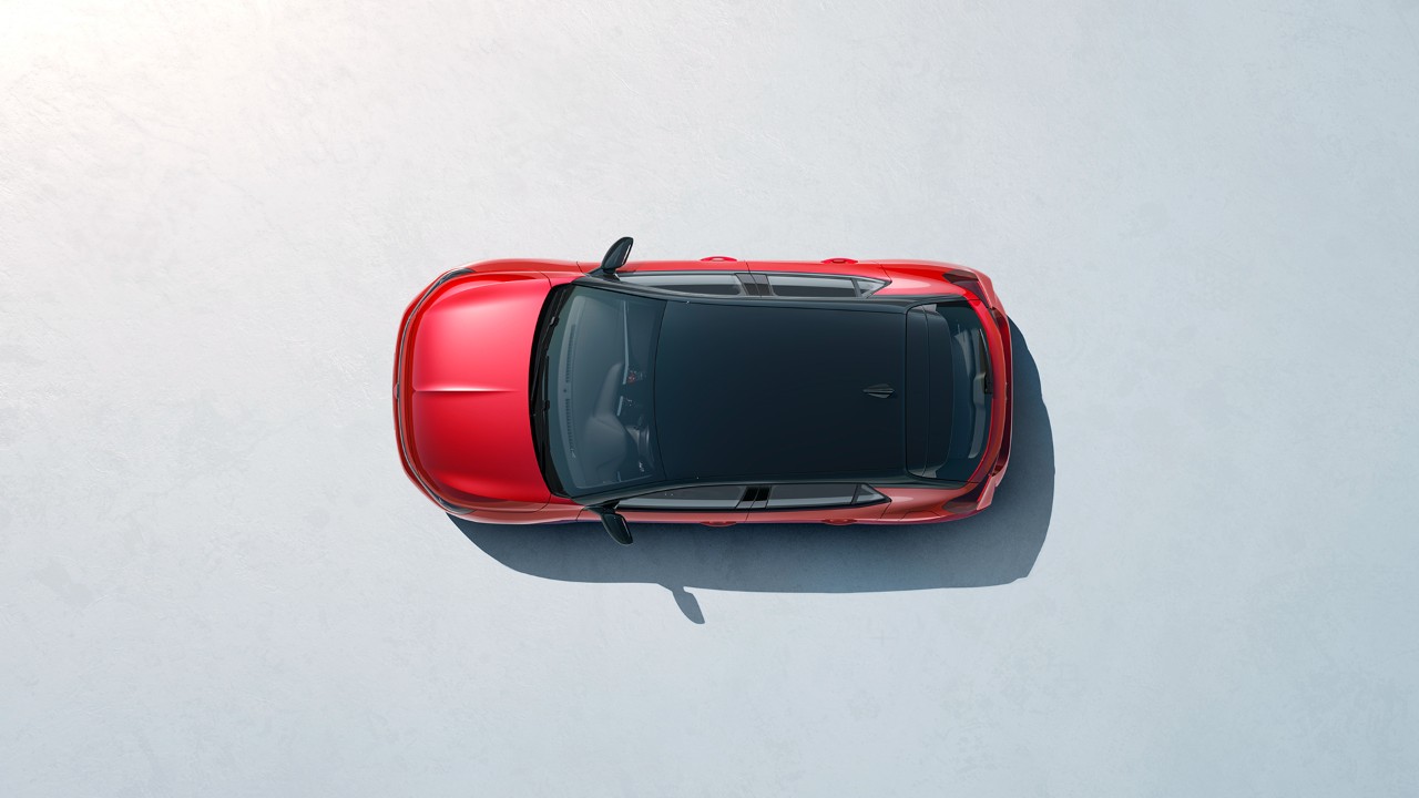 Nowy Opel Corsa w czerwonym kolorze z czarnym dachem widziany z góry